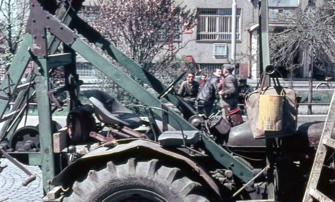 Na dalším záběru je možné si prohlédnout vybavení tohoto lakýrníka. Lučenec. Rok 1963