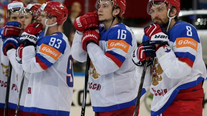 V reprezentaci Sergej Plotnikov (druhý zprava) válel vedle Alexandra Ovečkina. Přechod z KHL do NHL ale zatím nezvládá.