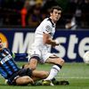 Gareth Bale střílí jeden ze svých gólů do sítě Interu Milán. Zanettiho skluz přišel pozdě.