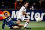 Gareth Bale střílí jeden ze svých gólů do sítě Interu Milán. Zanettiho skluz přišel pozdě.