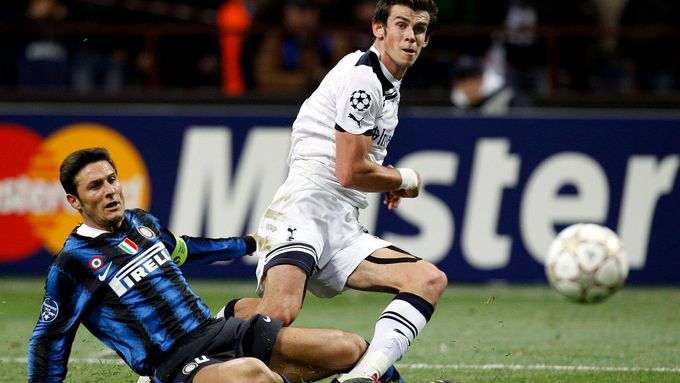 Gareth Bale střílí gól Interu.