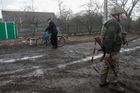 Sám v ruinách a zraněný. Vojáci našli v ukrajinské vesnici posledního obyvatele