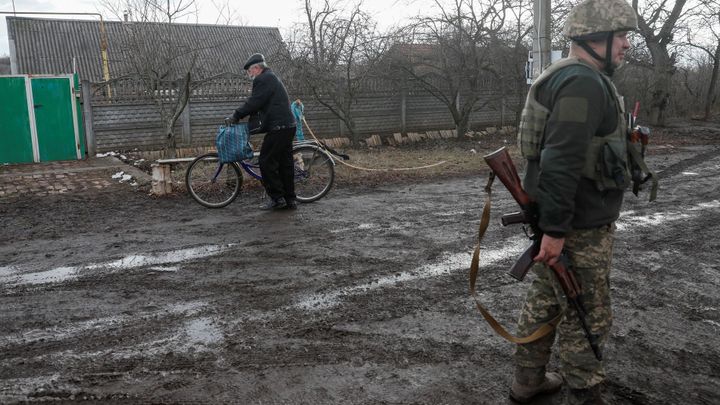 Sám v ruinách a zraněný. Vojáci našli v ukrajinské vesnici posledního obyvatele
