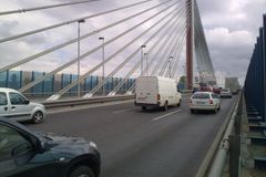 Semafory na Barrandovském mostě končí. Praha je vypne