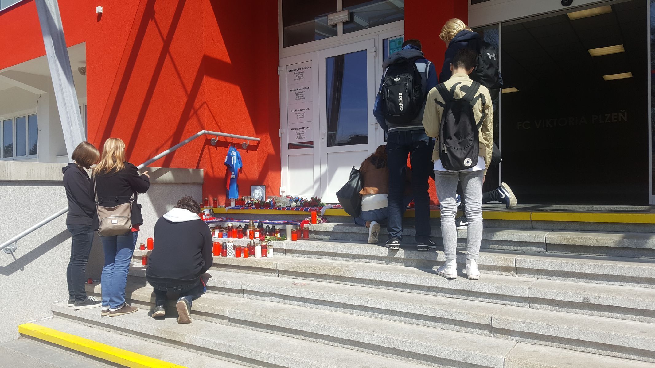 Fanoušci Plzně uctívají památku na Františka Rajtorala před stadionem Viktorie