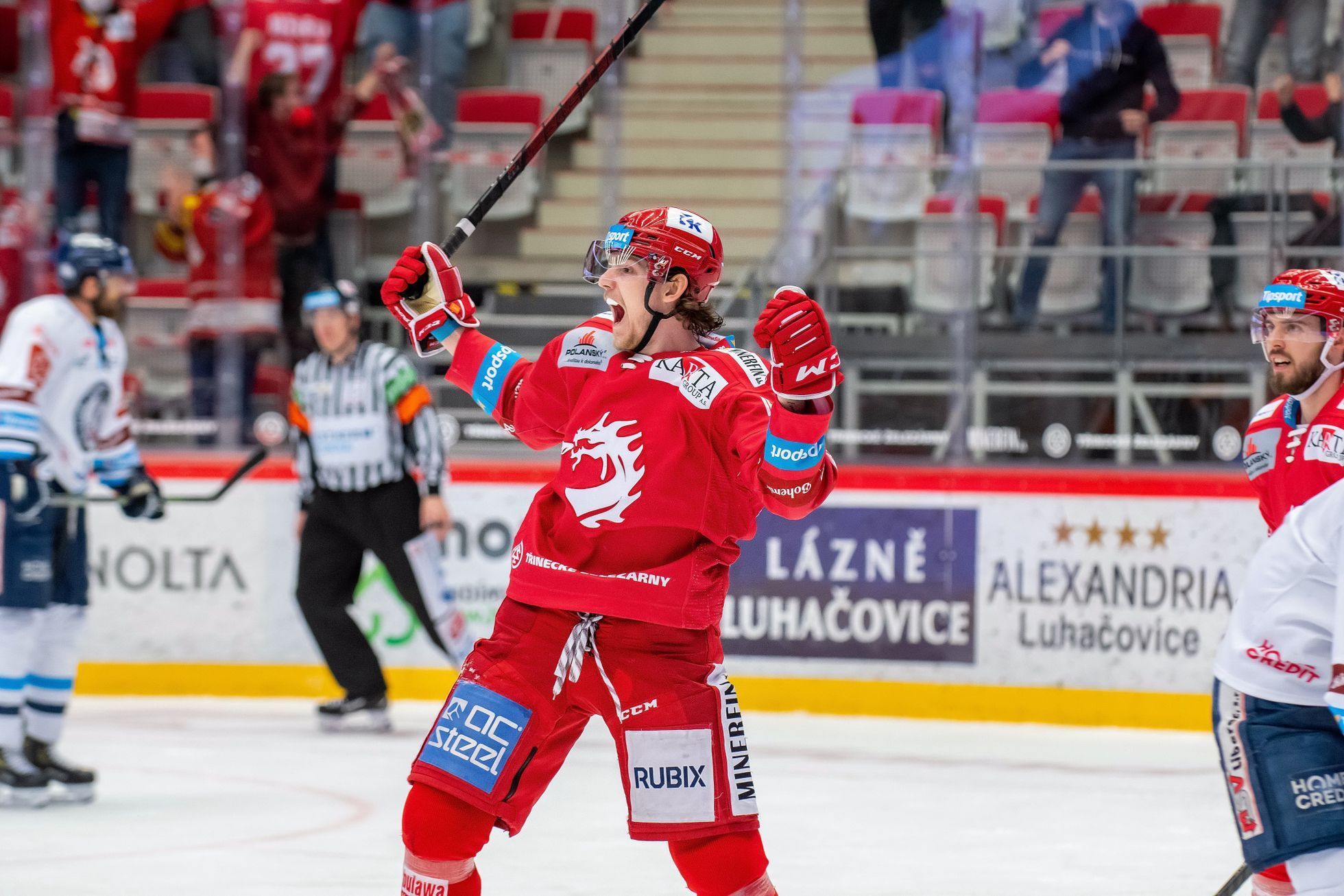 5. finále hokejové extraligy 2020/21, Třinec - Liberec: Michal Kovařčík oslavuje svůj gól na 2:0