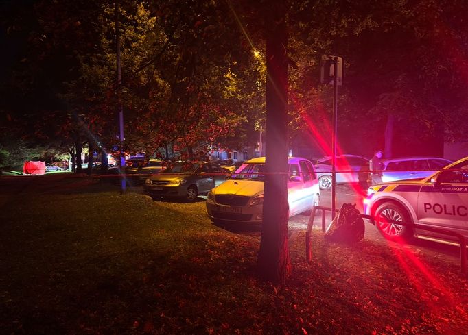 Policie vyšetřuje večerní střelbu na pražském Jarově. Jeden člověk zemřel, vyšetřovatelé zadrželi policistu.