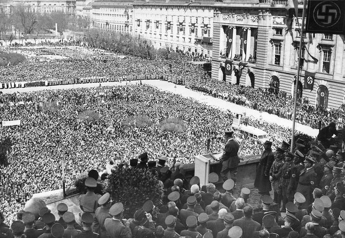 Adolf Hitler vyhlásil z balkonu vídeňského Hofburgu anšlus Rakouska k Německé říši. Březen 1938