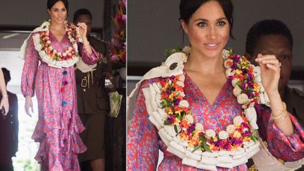 Bambulky, růžové květy, krátký rukáv. Meghan i Harry si dovolili uvolnění