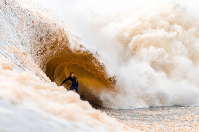 Name of photographer / Red Bull Illume Photographer: Luca Salisbury, Athlete: Fletcher Brown, Location: Cape Solander, Sydney, Australia