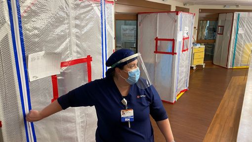 Zdravotní sestra před oddělením pro pacienty s nemocí covid-19 v Kalifornii