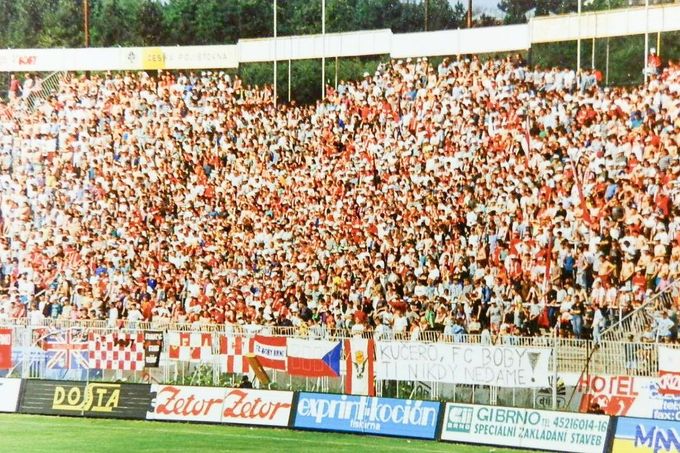 Kotel fanoušků na fotbalovém stadionu Za Lužánkami v roce 1997.