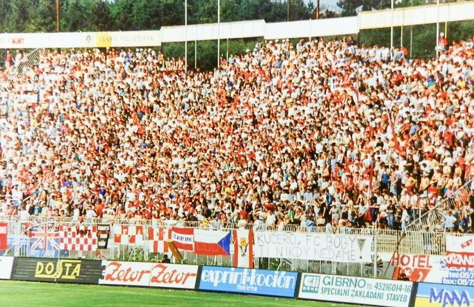 Kotel fanoušků na fotbalovém stadionu Za Lužánkami v roce 1997.