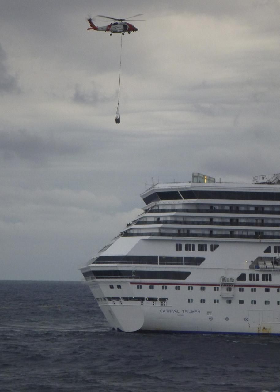 Video: Poškozená loď Carnival Triumph, která zapáchala výkaly tisíců cestujících, konečně dorazila do přístavu v Alabamě.