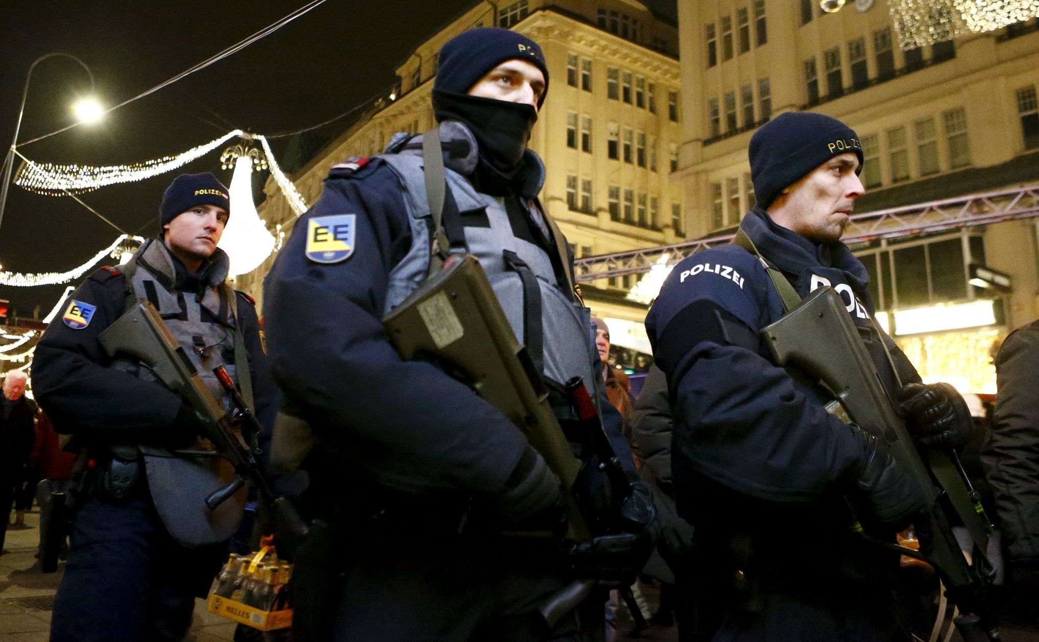 Policisté v centru Vídně.