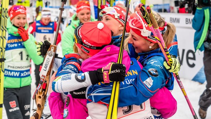 České biatlonistky mohly v cíli poslední letošní štafety v rámci Světového poháru slavit nečekaný bronz.