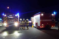 V Dražkovicích se srazil autobus s autem, záchranáři ošetřili třináct zraněných