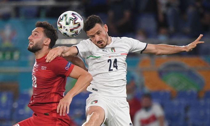 Alessandro Florenzi a Hakan Calhanoglu v zápase Turecko - Itálie na ME 2020