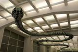 Hned za dveřmi se svíjí pod stropem had. Dílo čínského umělce Aj Wej-weje.