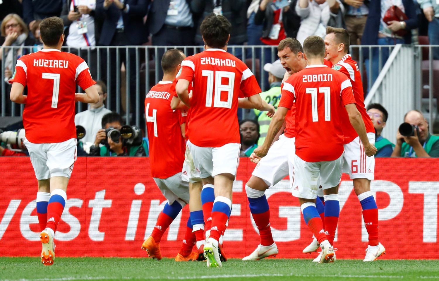 Arťom Dzjuba z Ruska slaví gól na 3:0 v zápase se Saúdskou Arábií na MS 2018