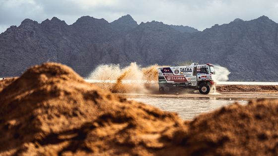 Tatra v dvojité lázni, zmrzlý Michek či setkání s velbloudem. Tak začal slavný Dakar