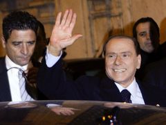 Berlusconi se překvapivě vyslovil pro to, aby Montiho kabinet zůstal u vlády až do řádných voleb