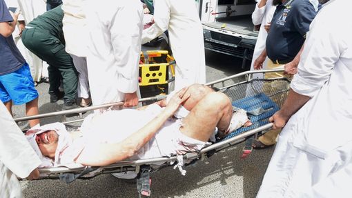 Jeden ze zraněných po útoku sebevražedného atentátníka na kuvajtskou mešitu  Imam al-Sadeq.