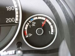 Volkswagen Eco Up startuje i jezdí primárně na plyn. Benzinová nádrž je malá a pouze rezervní.