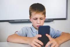Dětství bez mobilu? Odborníci bourají mýty, online svět může mít i plusy