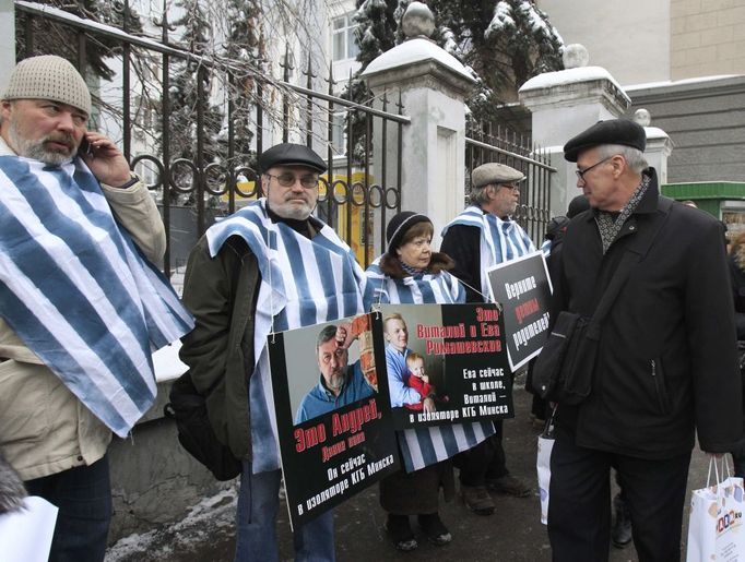 Protest proti začení opozičních prezidentských kandidátů před běloruským velvyslanectvím v Moskvě.