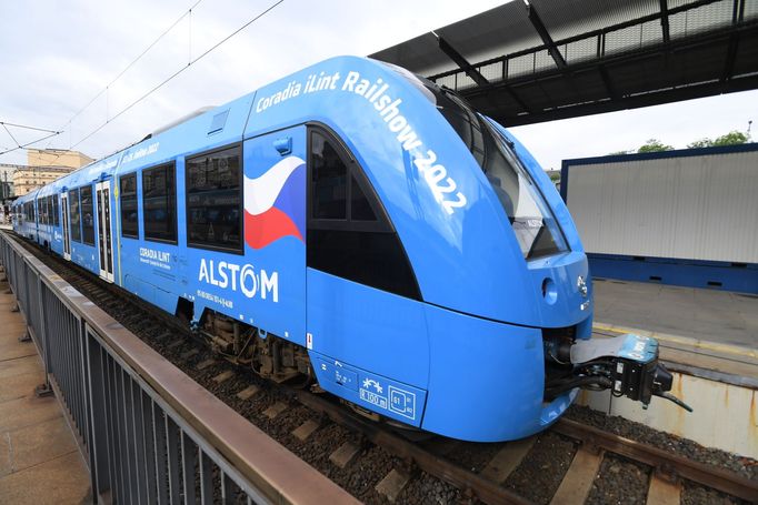 Vodíkový vlak Alstom Coradia iLint při své prezentaci na pražském hlavním nádraží.