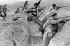 Ázerbájdžánská armáda (na snímku) v roce 1992 zahájila totální blokádu Karabachu, ale arménští vojáci a jednotky karabašských Arménů ji prolomili v následujícím roce. Dobyli i takzvaný Lačinský koridor, který spojoval Arménii s Karabachem a umožnil pozemní zásobování enklávy.
