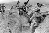 Ázerbájdžánská armáda (na snímku) v roce 1992 zahájila totální blokádu Karabachu, ale arménští vojáci a jednotky karabašských Arménů ji prolomili v následujícím roce. Dobyli i takzvaný Lačinský koridor, který spojoval Arménii s Karabachem a umožnil pozemní zásobování enklávy.