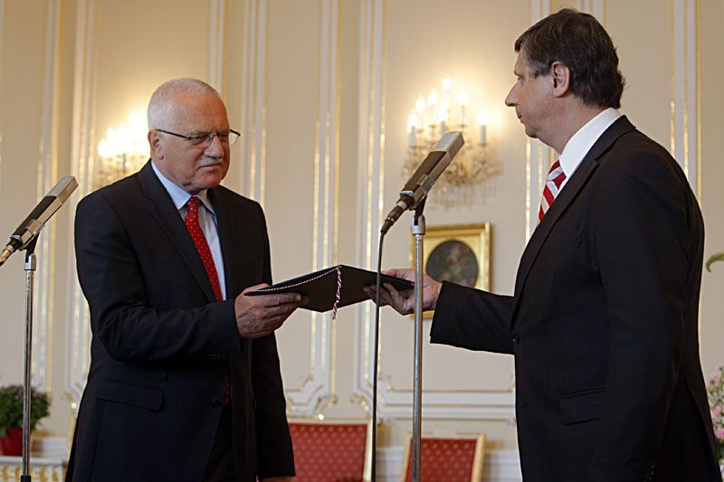 Vláda dává demisi, prezident ji příjmá
