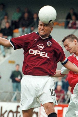 Horst Siegl a Vladimír Labant v derby pražských "S" v roce 1999