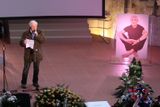 Zpěvák Pavel Bobek mluví během smutečního rozloučení s architektem Janem Kaplickým v kostele Pražská křižovatka.