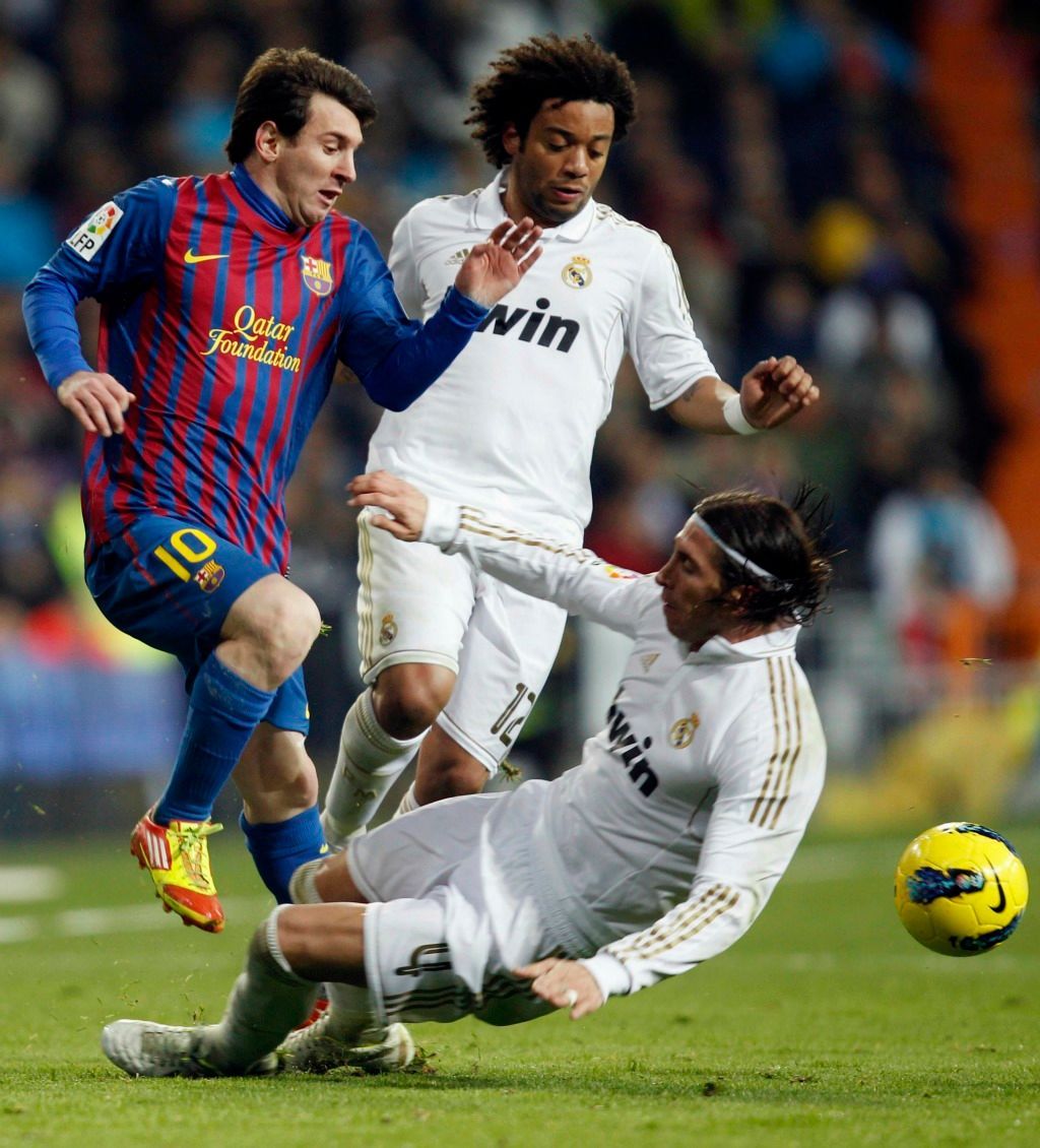 Real Madrid - Barcelona (skluz ramose na messiho)