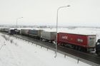 První komplikace u Holic. Desítky kamionů odstavených u krajnice, doprava odkloněna.