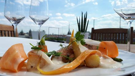 Vařte jako šéfkuchař. Ochutnejte kuřecí prso se zeleninou a lanýžovou pěnou