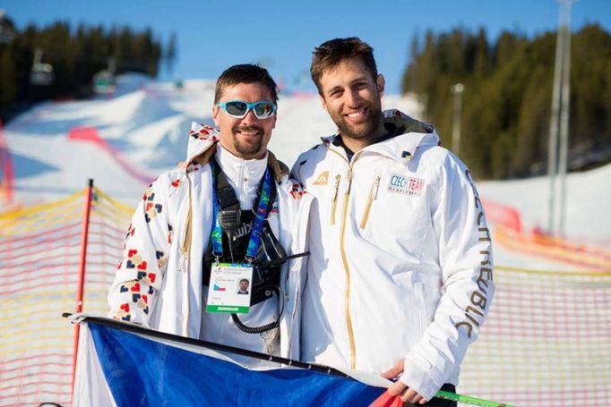 Je členem Czech Snowboardcross Teamu a trénuje ho Marek Jelínek, který je rovněž trenérem Evy Samkové.