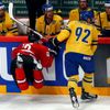 Hokej, MS 2013, Švédsko - Švýcarsko: Gabriel Landeskog (vpravo) - Raphael Diaz