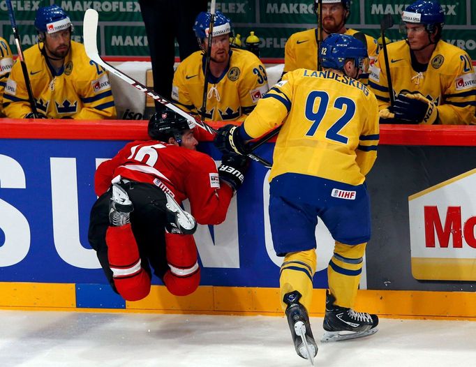 Hokej, MS 2013, Švédsko - Švýcarsko: Gabriel Landeskog (vpravo) - Raphael Diaz