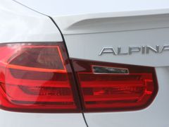 Alpina je automobilka, i když kulatá loga BMW na autě zůstávají