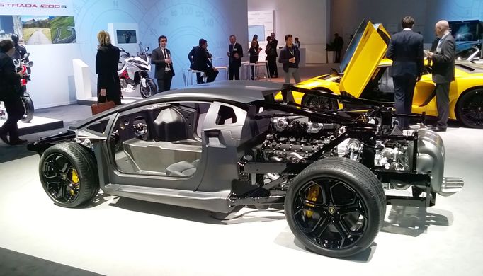 Ukázka použití různých typů materiálů na supersportovním voze Lamborghini.