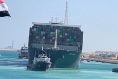 Loď Ever Green, která zablokovala Suezský průplav, může po půl roce odplout