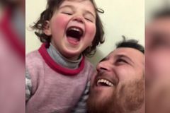 Padá bomba, usměj se. Syrský otec pomáhá dceři smíchem překonat strach z bombardování