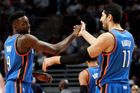 Video: Davis 40 body ničil Knicks, zastavili ho až tvrdým faulem, po kterém skončil mezi diváky