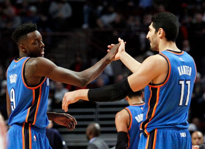 Jerami Grant a Enes Kanter (Oklahoma City Thunder )