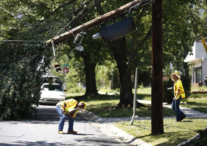 Pepco employees inspect damaged overhead power lines to assess emergency repairs in Wheaton, Maryland, July 2, 2012. Blistering heat blanketed much of the eastern U.S. for the fourth straight day on Monday, after violent storms that took at least 15 lives and knocked out power to more than 3 million customers. REUTERS/Jason Reed (UNITED STATES - Tags: ENERGY ENVIRONMENT) Published: Čec. 2, 2012, 6:09 odp.