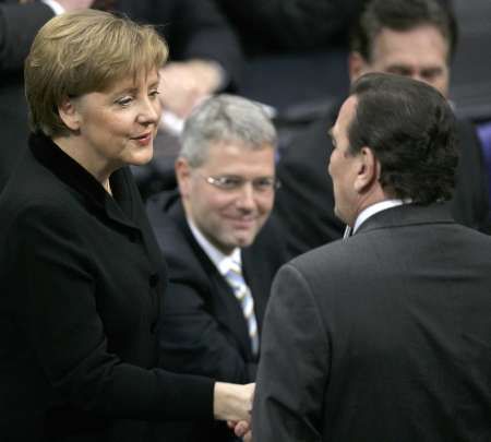 Gerhard Schröder gratuluje Angele Merkelové ke zvolení německou kancléřkou